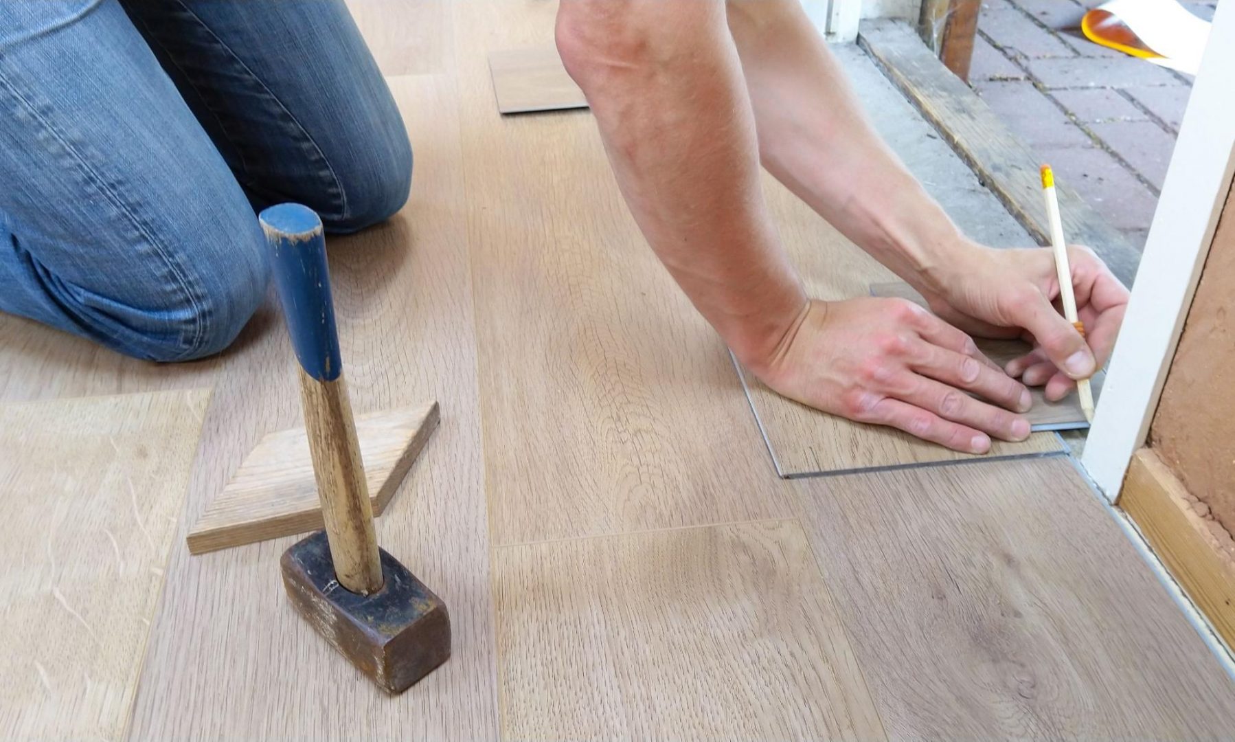 Structure and layers of a laminate floor